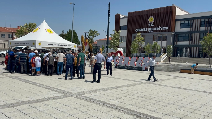 ÇERKEŞ BELEDİYESİ VATANDAŞLARA AŞURE İKRAM ETTİ