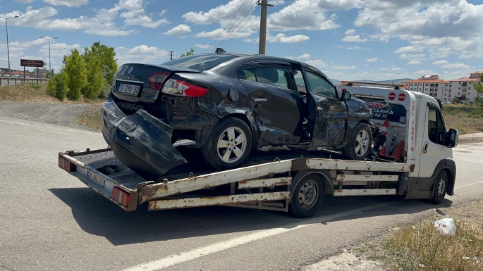 ÇERKEŞ'TE OTOMOBİLE ÇARPIP KAÇAN TIR ILGAZ'DA YAKALANDI
