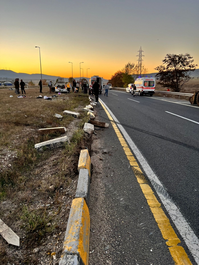 ÇERKEŞ'TE TRAFİK KAZASI 5 YARALI