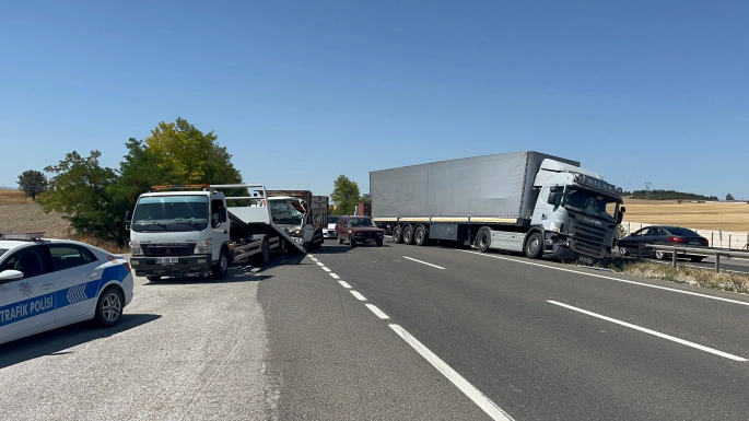 ÇERKEŞ'TE ZİNCİRLEME TRAFİK KAZASI MEYDANA GELDİ