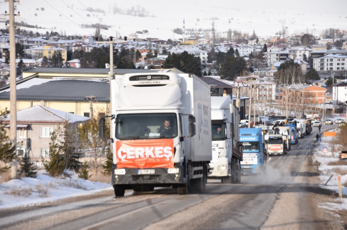 ÇERKEŞ'TEN 10 TIR YARDIM VE 1 İTFAİYE ARACI YOLA ÇIKTI