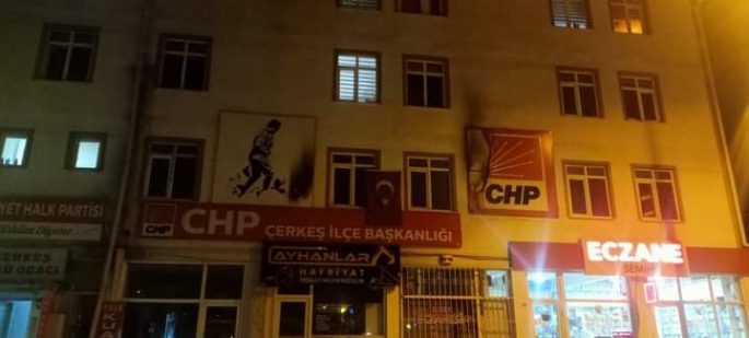 CHP İLÇE BİNASINA MOLOTOFKOKTEYLİ ATILDI