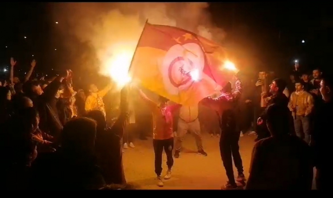 GALATASARAY TARAFTARI ŞAMPİYONLUĞUNU KUTLADI