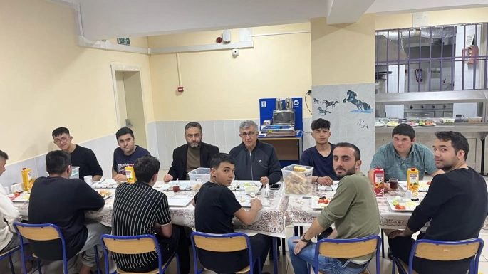 KAYMAKAM BULGURLU PANSİYONDA KALAN ÖĞRENCİLERLE SAHUR YAPTI