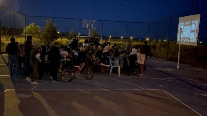 MAHALLELİ AÇIK HAVA SİNEMASINDA BİR ARAYA GELDİ