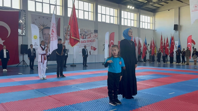 ÖZEL EĞİTİM ÖĞRENCİLERİ TÖRENİ RENKLENDİRDİ