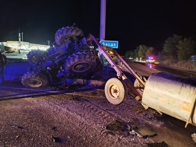 SAÇAK KAVŞAĞINDA TRAKTÖRLE OTOMOBİL ÇARPIŞTI: 2 YARALI