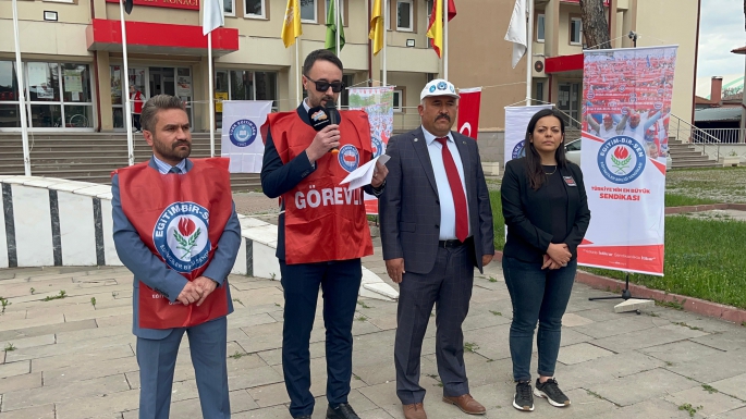  SENDİKA ÜYELERİ İŞ BIRAKARAK EYLEM YAPTI