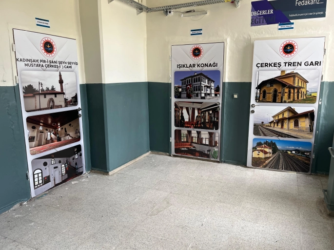 SINIF KAPILARI ÇERKEŞ'İN TARİHİ ESERLERİYLE DONATILDI