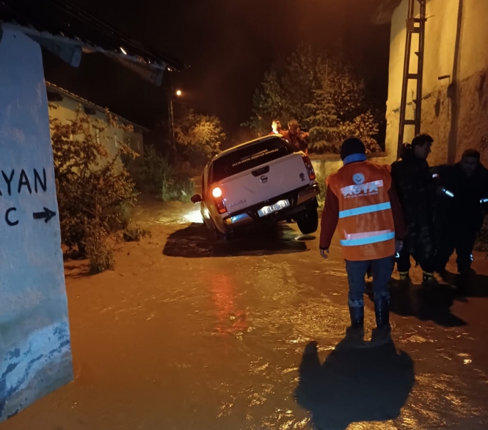 TÜRBAŞI KÖYÜNDE SAĞANAK YAĞIŞ SELE DÖNDÜ