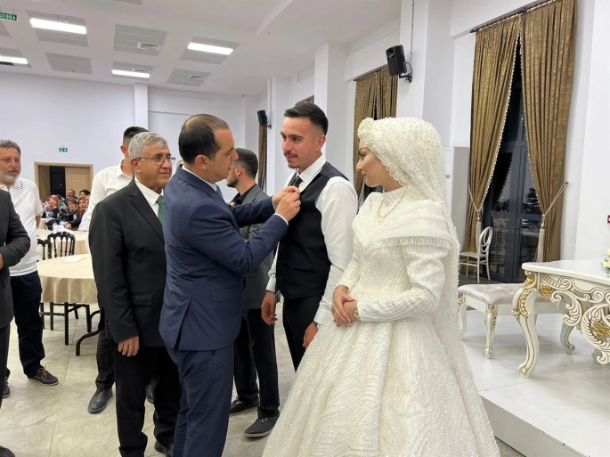 VALİ TAŞOLAR KÖMÜRCÜ VE SUNACA ÇİFTİNİN DÜĞÜNÜNE KATILDI