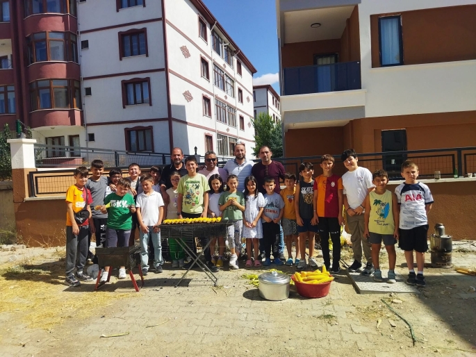 YENİKENT MAHALLESİNDE MUHTAR ÇOCUKLARIN YÜZÜNÜ GÜLDÜRDÜ