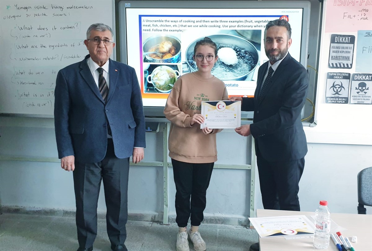 Deneme Sınavında Başarılı Öğrencilere Belge Verildi